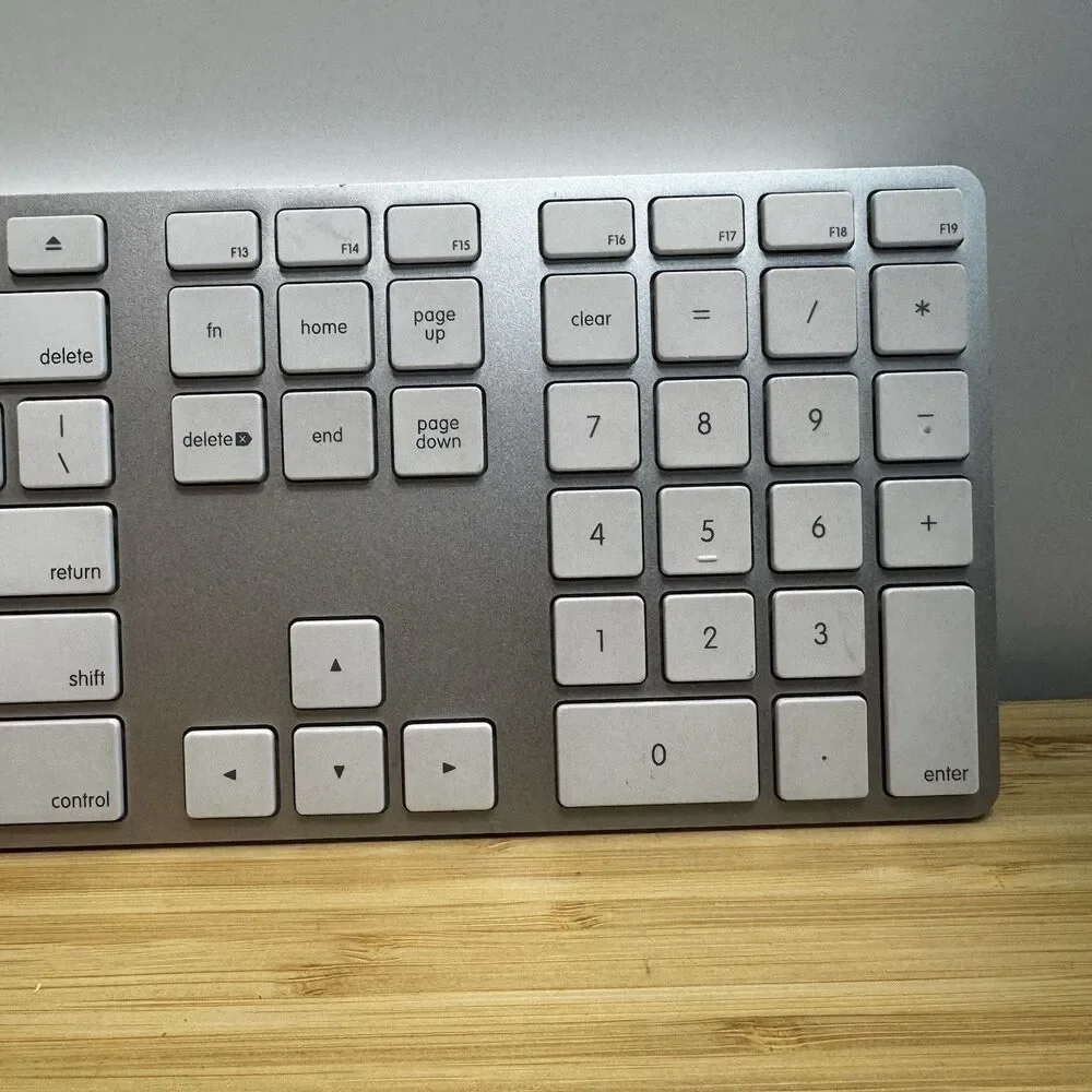 Genuine Apple A1243 Wired Mac USB Keyboard w/ Numeric Keypad White TESTED